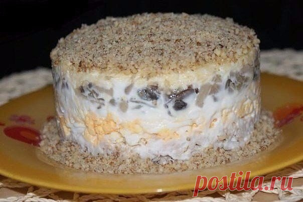 Салат с курицей , грибами и грецким орехом