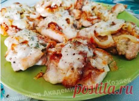 Куриные бедра по-французски на сковороде - сочно, сытно, вкууусно Даже из двух основных игредиентов может получится великолепное в своей гармонии и простоте блюдо. В данном случае – это куриные бедра и сыр. Ну а дополнительную пинкантность блюду придает обжаренный лучок и ваши любимые специи! Готовы попробовать куриные бедра по-французски на сковороде? Готовятся...