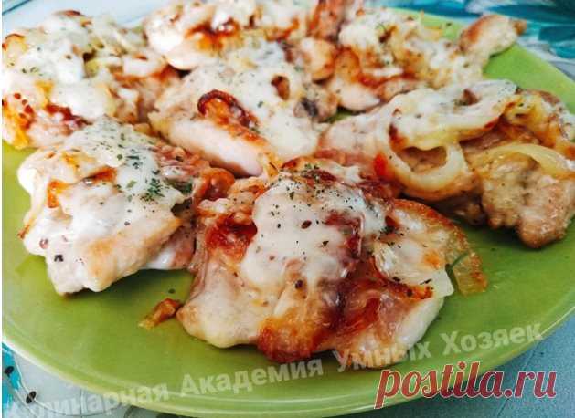 Куриные бедра по-французски на сковороде - сочно, сытно, вкууусно Даже из двух основных игредиентов может получится великолепное в своей гармонии и простоте блюдо. В данном случае – это куриные бедра и сыр. Ну а дополнительную пинкантность блюду придает обжаренный лучок и ваши любимые специи! Готовы попробовать куриные бедра по-французски на сковороде? Готовятся...