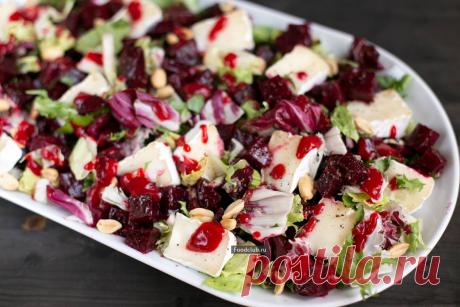 Салат из запеченной свеклы с малиновой заправкой В этом красочном салате главное — малиновая заправка, которая придает салату яркий вкус и аромат, объединяет остальные ингредиенты и в целом украшает салат.
По возможности используйте молодую сладкую свеклу и созревший кремовый сыр, тогда салат получится по-настоящему гурманским и вам захочется приготовить его еще.
