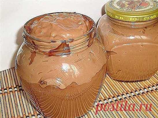 Вкуснятинка!
-1 стакан молока (250 мл)
-3 стол.ложки какао порошка
-3 стол.ложки сахара
-3 стол.ложки муки
-70-80 грамм сливочного масла
Ставлю кастрюльку, наливаю молоко, кладу сахар,муку и какао.
Включаю плиту и периодически помешиваю веничком для взбивания, иначе на дне начинает прилипать мука. 
Закипело, запыхало, проварила с минуту и отставила с огня.
Минут 20 дадим остыть. 
Теперь кладем к