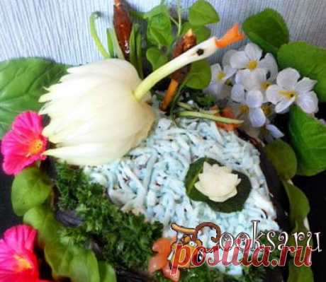 Салат "Лебединая песня" Салат в таком оформлении украсит любой праздничный стол. Вкусный и красивый! Рис (отваренный) — 250 г; Соус соевый — 2 ст.л.; Семга (слабосоленая) — 200-250 г; Огурцы свежие — 2-3 шт; Яйца отварные — 3 шт; Майонез ; Лук репчатый — 1 шт; Лук зеленый (белая часть) — 1 шт; Петрушка, базилик (для украшения) ; Соль, черный молотый перец (по вкусу) ; Кусочек хлеба, соломка соленая, кофе молотый (для камышей) ; Сок краснокочанной капусты (для окрашивания белков) ;
