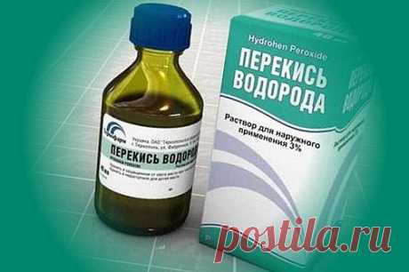 Перекись водорода - лекарство и помощник в доме. 
1. Перекись водорода на кухне. 
Прекрасно справится с дезинфекцией разделочных досок и других поверхностей, уничтожит вредоносные микробы - сальмонеллы и кишечную палочку. 
- Для дезинфекции, при наведении порядка на вашей кухне, возьмите на заметку простое правило опрыскивайте кухонные доски сначала 3% раствором перекиси водорода, а затем столовым уксусом. После чего промойте доски проточной водой и высушите. 
- Рабочий кухонный стол протирайте