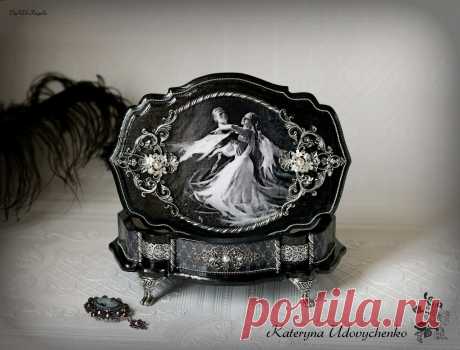 Шкатулочка "Танец". Основа из сосны. Декупаж, лепнина.
Размер: 22х16.5х5 см