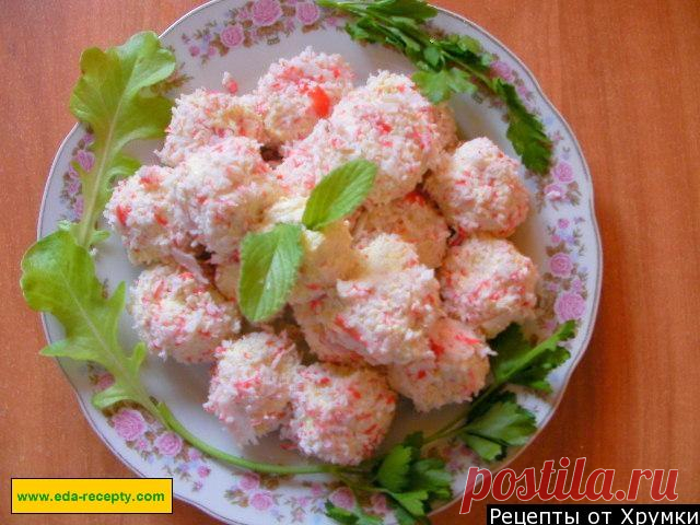 Сырные шарики из крабовых палочек
Твёрдый сыр -  200
Плавленый сыр - 50
Яйца - 2
Чеснок - 2
Майонез по вкусу
Крабовые палочки