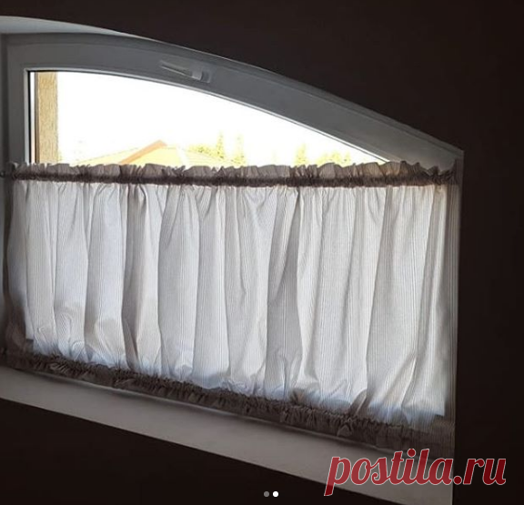 Екатерина в Instagram: «Декоративные шторки никто не отменял)) мини-ламбрекен из потрясных роз (испанский хлопок) на фоне бежевой полоски (пошили статичные шторки…» • Instagram