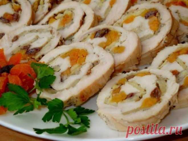 Мясной рулет с грибами и сухофруктами - Эфария Предлагаем интересный рецепт мясного рулета, который займет достойное место на праздничном столе. Ингредиенты: кусок свиной шеи – 1 кг; чеснок – 3 крупных зубчика; изюм, грецкие орехи, чернослив, курага – по 100 г; соль, черный молотый перец, кориандр, мускатный орех – по вкусу; оливковое масло для жарки и маринада; шампиньоны; шпагат для формирования рулета. Способ