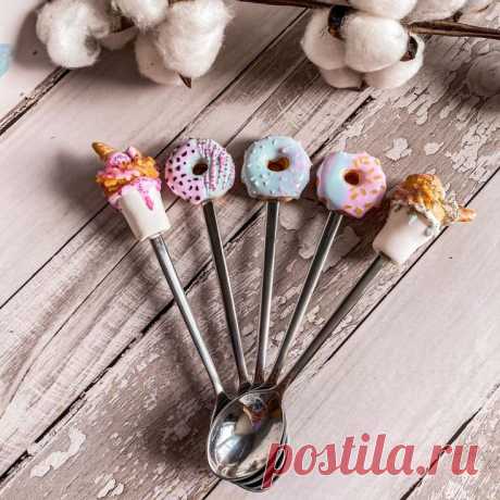 Ложки из полимерной глины | 68 фото | polymer clay Полюбившиеся всеми ложки с декором из полимерной глины подходят для различных тематических праздников и вечеринок, идей подарка.