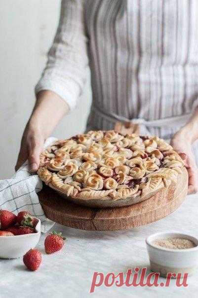 Идея украшения пирога розами из теста / Рукоделие