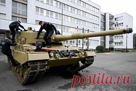 Германию призвали подумать перед отправкой Украине танков. ФРГ следует дважды подумать, прежде чем передавать Украине танки, призвал обозреватель Томас Фишер для Spiegel. По его мнению, перед Берлином стоит стратегическая проблема: ему нужно решить, насколько далеко он готов зайти в поддержке Киева. «Если можно поставлять танки, то почему не боевые самолеты?» — возмутился он.