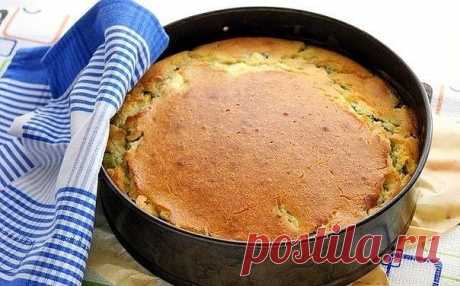 Быстрый заливной пирог с луком и яйцом
