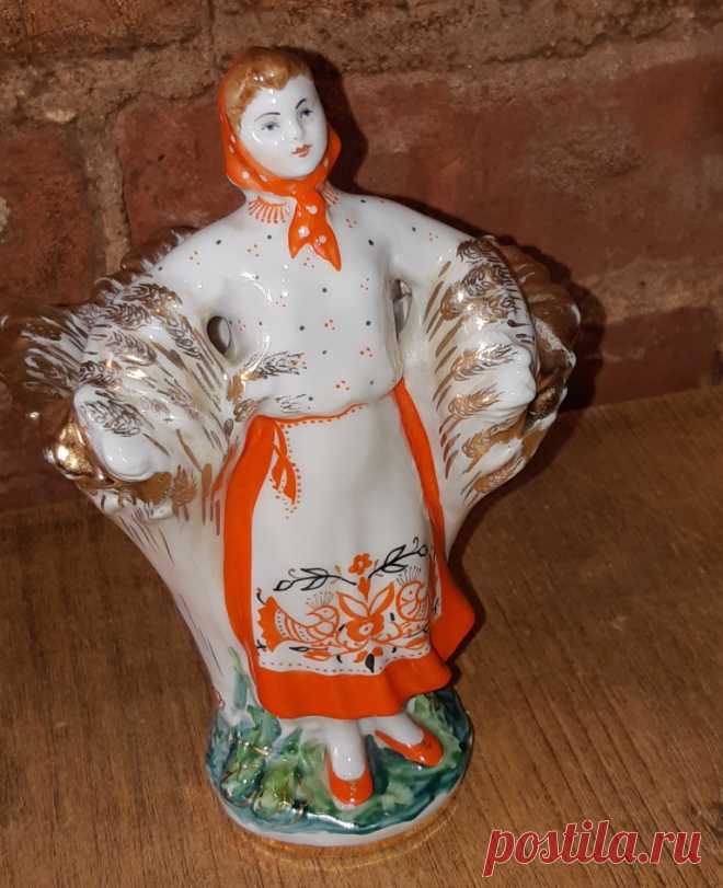Фарфоровая статуэтка Колхозница в снопах. Карандашница ЛФЗ СССР. 60 годы 20 век. 
Высота : 106 мм. Основание : 50 х 52 мм. 

Цена : 8500 руб. 

Купить сейчас : 

#ФарфороваяСтатуэткаКолхозницавСнопах 
#КолхозницавСнопахКарандашница 
#КолхозницавСнопахЛФЗ 
#КолхозницавСнопахСССР 
#КолхозницавСнопах60годы 
#КолхозницавСнопах20век