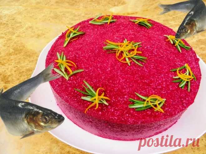 Селедка под шубой по-новому - Кухни всего мира - медиаплатформа МирТесен Рецепт находка! Как обычную селедку под шубой приготовить так, что бы всех удивить и вкусно накормить! Продукты самые простые, плюс небольшая вкусная добавка и получится настоящий торт-салат! Смотрите и готовьте на здоровье! К классическому набору продуктов добавим сливочный сыр и...