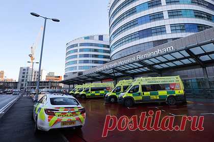 Пациенты остались без операций из-за кражи очков у кардиохирурга. В Бирмингеме у кардиохирурга Стивена Руни украли бинокулярные очки, изготовленные специально для него. Врач использовал их для проведения операций на сердце. Для производства новой пары потребуется около шести недель, в течение которых Руни не сможет оказывать помощь пациентам. Полиция разыскивает вора.