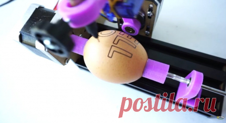 Eggbot - плоттер для рисования на сферических поверхностях Eggbot - это робот для рисования, который может рисовать на сферических поверхностях, таких как яйца, теннисные мячики и т.д. Раму станка можно напечатать на 3D-принтере, или изготовить из акрила, фанеры и т.д. Инструменты и материалы: -Пользовательская печатная плата;