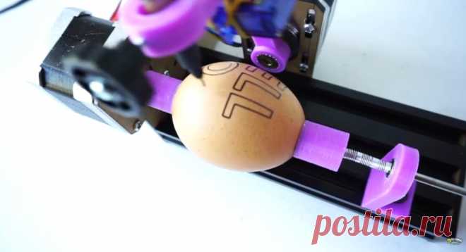 Eggbot - плоттер для рисования на сферических поверхностях Eggbot - это робот для рисования, который может рисовать на сферических поверхностях, таких как яйца, теннисные мячики и т.д. Раму станка можно напечатать на 3D-принтере, или изготовить из акрила, фанеры и т.д. Инструменты и материалы: -Пользовательская печатная плата;