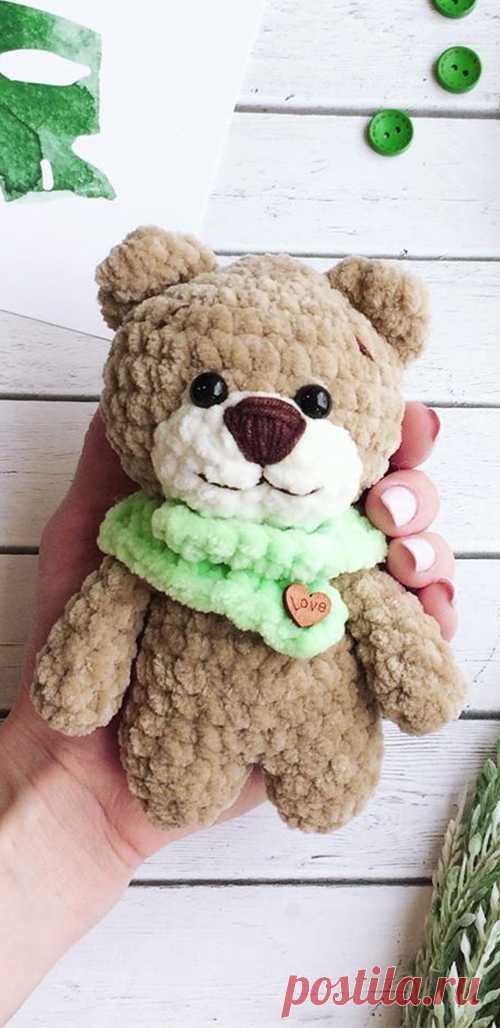 PDF Мишка Топтыжка крючком. FREE crochet pattern; Аmigurumi doll patterns. Амигуруми схемы и описания на русском. Вязаные игрушки и поделки своими руками #amimore - медведь, маленький медвежонок из плюшевой пряжи, плюшевый мишка.