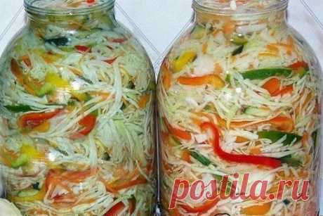 РЕЦЕПТЫ ВКУСНОЙ КАПУСТЫ
1) Капустный салат на зиму "Осенний"
ИНГРЕДИЕНТЫ:
● Капуста белокочанная (лучше сорт Слава)5 кг.
● Морковь 1 кг.
● Лук репчатый 1 кг.
● Перец болгарский красный 1 кг.
● Сахар 350 гр.
● Соль 4 ст. ложки с верхом.
● Уксус 9% 0.5 литра.
● Масло подсолнечное 0.5 литра.

ПРИГОТОВЛЕНИЕ:
Капусту, лук, перец порезать, морковь натереть. Все перемешать 
осторожно, НЕ МЯТЬ!!! Добавить сахар, соль, уксус и подсолнечное масло 
ещё перемешать.Разложить по банкам,...