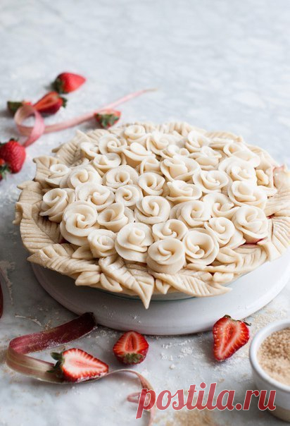 Идея украшения пирога розами из теста.