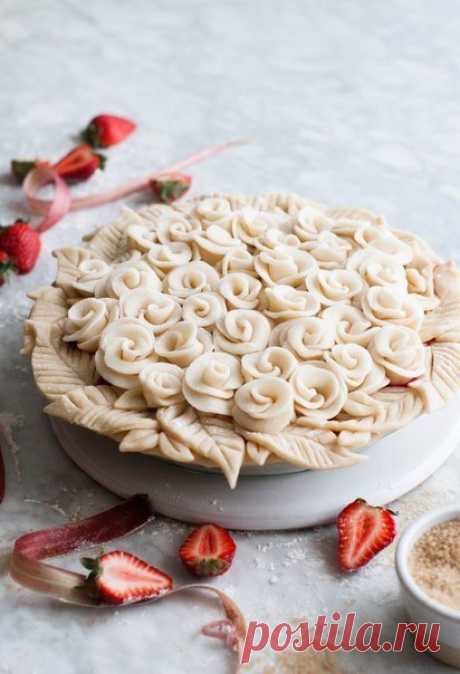 Идея украшения пирога розами из теста.