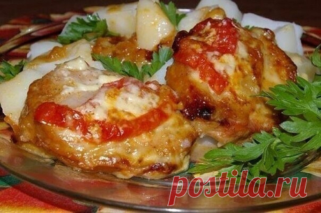 Свининка для любителей вкусно покушать :)
Ингредиенты:
- 800 гр филе свинины
- 2 помидора
- 2 головки репчатого лука
- 100 гр сыра
- 100 гр сливок 20%
для маринада:
- 2 ст. ложки соевого соуса
- 2 ст. ложки масла оливкового
- 2 ст. ложки сока лимона
Приготовление:
1. Свининку моем, режем на куски толщиной 1 см и маринуем 2 часа.
2. На сухой сковороде на большом огне припекаем кусочки мяса (по 1-2 минуте на каждой стороне).
3. В жаропрочную посуду выкладываем: порезанный лу...