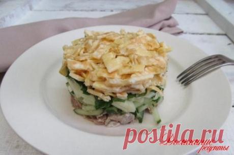 Салат "Идиллия" из отварного мяса свинины со свежим огурцом и яблоком. Из яиц готовятся два блинчика. Салат очень нежный, сочный и отлично в нем сочетаются все ингредиенты.