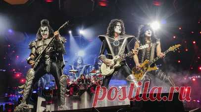 «Группа заслуживает того, чтобы жить дальше»: KISS дали последний концерт и представили свои цифровые аватары. Рок-группа KISS отыграла последний концерт в рамках прощального тура. На арене «Мэдисон-сквер-гарден» в Нью-Йорке музыканты показали яркое шоу, а в конце, когда вышли на бис, представили публике свои молодые цифровые версии. Аватары артистов появились на экране и после приветствия исполнили композицию God Gave Rock and Roll To You. Над виртуальными копиями легенд рока работала…