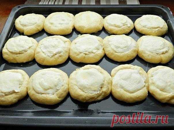 Домашние ватрушки с творогом

Ватрушки с творогом - прекрасная домашняя выпечка, знакомая нам с детства. Я люблю, чтобы тесто для ватрушек было сдобным, а начинка - сладкой. По этому рецепту творожные ватрушки получаются очень вкусными, пышными и ароматными.

Ингредиенты:
Показать полностью…
