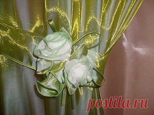 Розы из ткани, как украшение подхвата для штор.
Пришейте букет роскошных роз из ткани в качестве украшения на подхват, ламбрекен или на провисший край занавески. Такой букет цветов из ткани не завянет никогда.
Мастер класс в картинках:
Букет состоит из цветов и бутонов, окруженных несколькими листьями. Розы изготавливают из полос ткани, выкроенных по косой нити и затем собранных в форме витков. Бутоны собираются так же , как цветы, но из более коротких и поплотнее собранны...