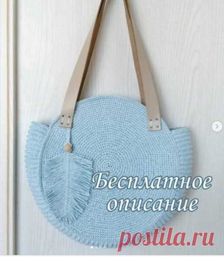Сумка-солнце крючком Сумка-солнце крючкомАвтор matveeva_knitМатериалы и инструменты: рафия в пасме (2 пасмы размера М), крючок 3, пришивные кожаные ручки (длина 65 см, ширина 2см), регилин..Размеры сумочки: диаметр 38см, высота 34 см, ширина 11.Конструкция: вяжем стенки сумки - два одинаковых круга, затем...