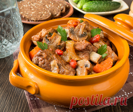 Свиные ребрышки в томатном соусе с грибами 

Сочетание вкусов в блюде - простое и понятное славянскому сердцу.Безо всякой экстремальной экзотики. Готовится просто, выходит вкусно.Можно подавать с рисом, печеным картофелем, а можно и совсем не …