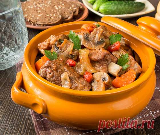 Свиные ребрышки в томатном соусе с грибами 

Сочетание вкусов в блюде - простое и понятное славянскому сердцу.Безо всякой экстремальной экзотики. Готовится просто, выходит вкусно.Можно подавать с рисом, печеным картофелем, а можно и совсем не …
