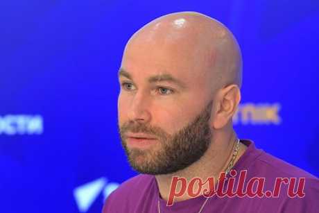 Популярный российский блогер рассказал о случайной прославившей его находке. Популярный блогер Стас Круглицкий рассказал о происхождении образа девушки по имени Сантана, благодаря которому он прославился. В выпуске YouTube-шоу «Женский форум» он признался, что нашел парик персонажа на свадьбе. «И когда я наступил на этот парик, я подумал: &quot;О, контент&quot;», — отметил он.