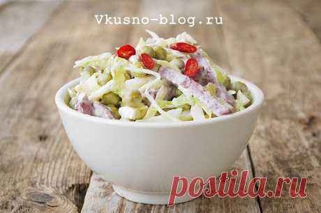 Салат "Днестр" из капусты с колбасой и горошком