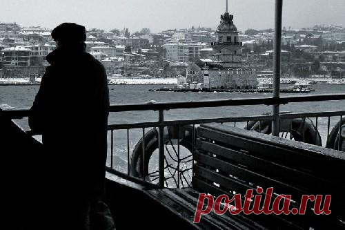 Пора давно за все благодарить,
за все, что невозможно подарить
когда-нибудь, кому-нибудь из вас
и улыбнуться, словно в первый раз
в твоих дверях, ушедшая любовь,
но невозможно улыбнуться вновь.
Прощай, прощай — шепчу я на ходу,
среди знакомых улиц вновь иду,
подрагивают стекла надо мной,
растет вдали привычный гул дневной,
а в подворотнях гасятся огни.
— Прощай, любовь, когда-нибудь звони.
Так оглянись когда-нибудь назад:
стоят дома в прищуренных глазах,
и мимо них уже кот...