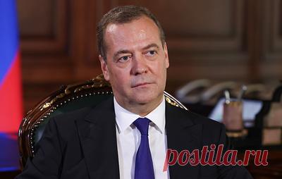 Медведев счел новую нацстратегию США "попыткой разворота огромного корабля"