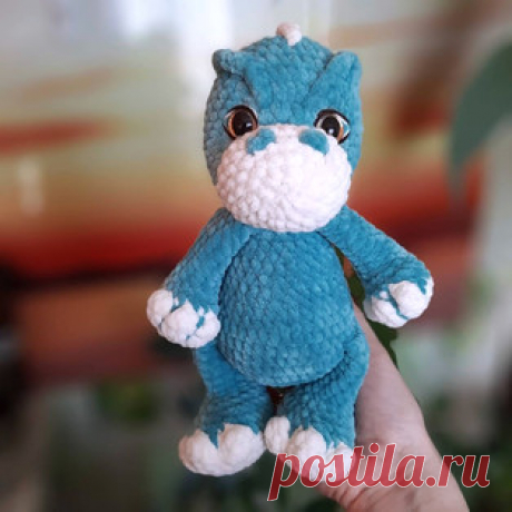 Динозаврик амигуруми. Схемы и описания для вязания игрушек крючком! Бесплатный мастер-класс от Оксаны @ju_ju_toys по вязанию плюшевого динозаврика крючком. Высота вязаной игрушки примерно 25 см. Для изготовления такого…