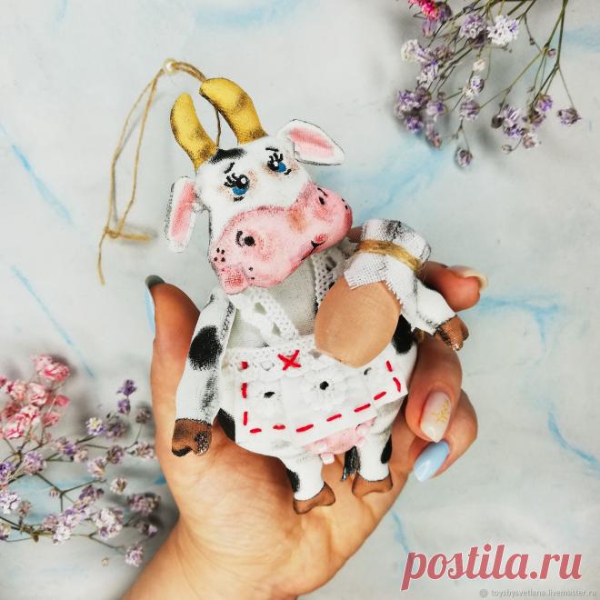 Коровка Зорька с крынкой: символ года 2021 – заказать на Ярмарке Мастеров – M9UOGRU | Чердачная кукла, Самара Коровка Зорька с крынкой: символ года 2021 в интернет-магазине на Ярмарке Мастеров. Милая коровка Зорька  с первыми петухами уже занялась домашними делами. 
Наша хозяюшка принесла вам самое вкусное молоко и хорошее настроение! 

Интерьерная игрушка коровка изготовлена в технике грунтованный текстиль. Фартучек снимается. Крынка из дерева.