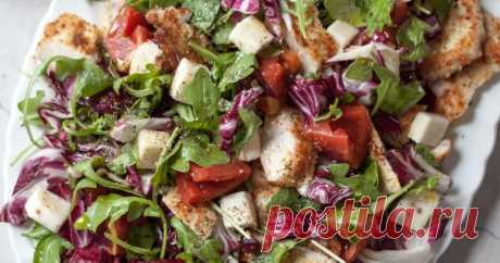 Салат Из Курицы С Пармезаном И Капрезе Приукрашенный салат Капрезе с рукколой, радиккио, моцареллой, помидорами и хрустящими куриными котлетами в панировке с миндальной мукой и пармезаном!