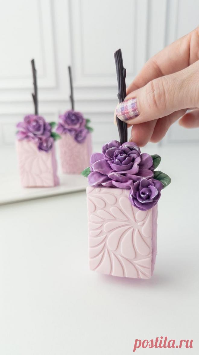 Turning Rice Krispie treats into edible elegance! 💜✨ Perfect for Easter, Mother’s Day, or your next fiesta! Products: 🤎 Wood sticks, flower mold and @creativeheartlab embossers from @sugary_essentials 💜 Food Color Gels: @encofoods #RiceKrispieTreats #ChocolateCoveredTreats #MothersDayDessert #FiestaVibes #EdibleArt #HomeBakersUnite #SpringTreats #EasterDesserts #CakeDecorating #ElegantTreats #SugarArtistry #DIYPartyTreats #BakersOfInstagram #HandcraftedDesserts