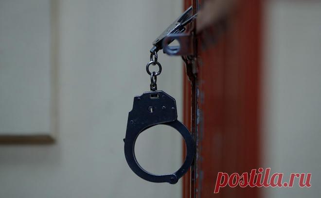 Под Волоколамском мужчина убил двоих знакомых во время общего застолья. Вечером 22 марта в результате бытового конфликта мужчина нанес удары кухонным ножом мужчине и женщине, с которыми распивал спиртное, сообщили РБК в ГСУ СК России по Московской области.