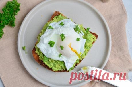 Бутерброд с авокадо и яйцом пашот – простой и вкусный рецепт с фото (пошагово) Яйца пашот готовятся гораздо проще, чем многим кажется на первый взгляд. В этом рецепте я расскажу, как его сделать без проблем и лишних усилий. А заодно предлагаю приготовить с ним прекрасный бутерброд с авокадо и зеленью.