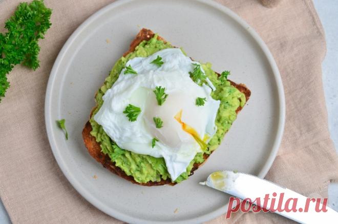 Бутерброд с авокадо и яйцом пашот – простой и вкусный рецепт с фото (пошагово) Яйца пашот готовятся гораздо проще, чем многим кажется на первый взгляд. В этом рецепте я расскажу, как его сделать без проблем и лишних усилий. А заодно предлагаю приготовить с ним прекрасный бутерброд с авокадо и зеленью.