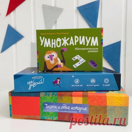 Настольные игры МИФа Друзья, совсем недавно мы запустили новое направление — МИФ.Игры. Детские новинки — на фото. Можно играть вдвоем с ребенком. а можно — всей семьей. Самое то, для длинных ноябрьских вечеров :) — «Не зевай!». Весёлая игра на скорость реакции и внимательность. Правила простые: нужно перевернуть две карты и быстрее соперника хлопнуть нужное количество раз по столу, перед собой или над головой. — «Умножариум». Это домино, которое поможет легко и весело изучить таблицу…