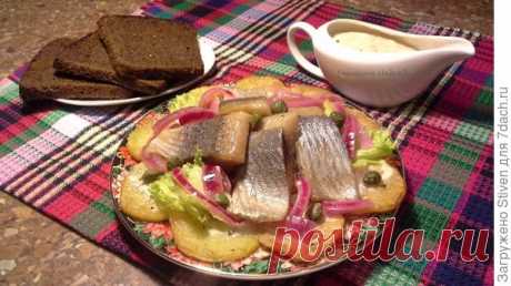 Салат с селедкой, картофелем и красным маринованным луком