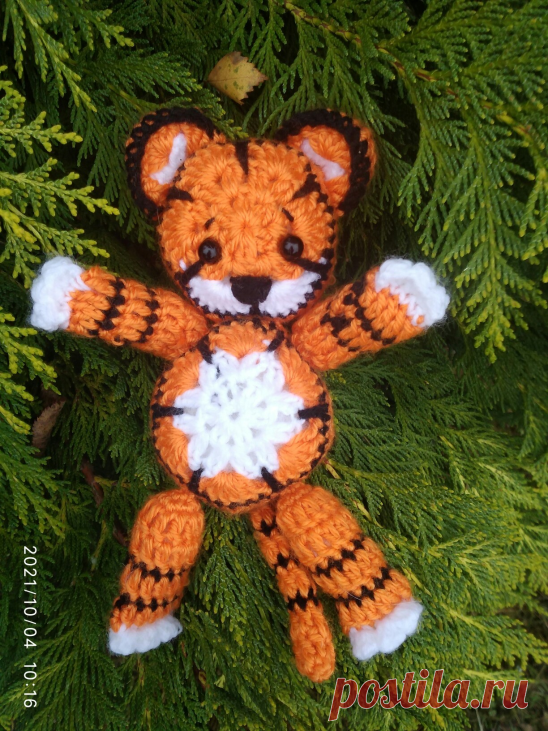 Мой тигренок-Хвостик.
Краткое описание.
Нитки-Пехорка Детская новинка рыжие, белые, черные.На основе Африканских мотивов 6 и 4 угольных.
Голова
1,2р-рыжий
3р-4 рыжим,2 белым
4р-черный
5р-рыжий

Брюшко
1,2р-белый
3р-рыжий
4р-черный
5р-рыжий

Спинка 2шт
1,2р-черный
3р-рыжий
4р-черный
5р-рыжий

Ухо 2шт
квадрат 1р-белый,2р-рыжий, сложить вместе и обвязать черным сн.

Лапы 4 шт.
Рыжим 6п в ка, 12 сбн,12 сн,12сн,черным 12 сбн чередуем полосы..., провязать вместе 6 сбн, белым три...