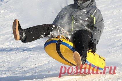 В российском регионе подросток погиб во время катания на тюбинге. В Алтайском крае подросток погиб во время катания на тюбинге. Об этом сообщила помощник прокурора Алтайского края по взаимодействию со СМИ Мария Антошкина, ее цитирует ТАСС. «16-летний подросток в селе Сорокино катался на тюбинге, прицепленном к автомобилю ВАЗ-21150», — сообщила Антошкина.