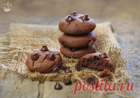 Шоколадное печенье с шоколадными каплями.