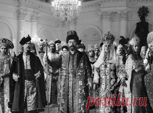 Как Романовы искажали историю России? Сегодня принято обожествлять членов семьи последней династии Романовых, правивших Россией в общей сложности больше трех веков. Оставим на совести историков, политиков, социологов и богословов целесообразность степени масштабирования судьбы царского рода.