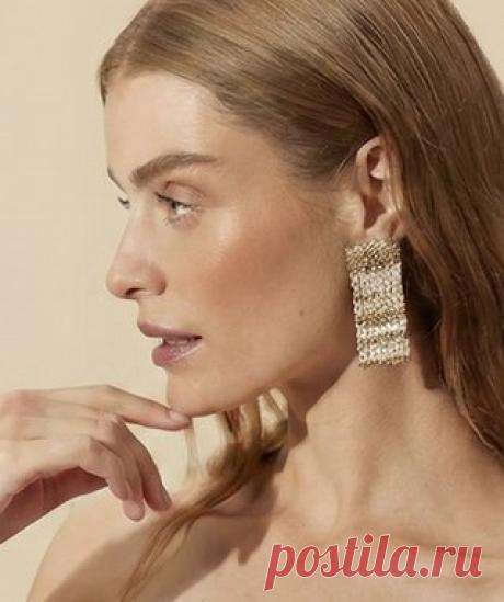 Свежий материал Makeup.com: пять шагов для мягкого сияния кожи — легкая коррекция, тон, румяна, умеренный хайлайтер и фиксирующий спрей.